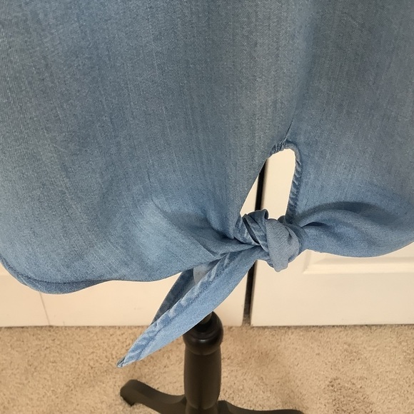 JohnPaulRichard women’s distressed frayed v-neck chambray boho top. Size L - Picture 6 of 7